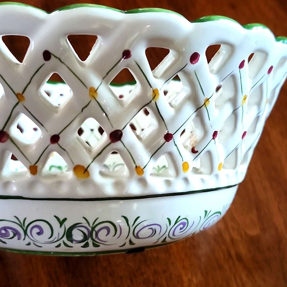 NEUWIRTH RETICULATED PORCELAIN FRUIT/VEGETABLE BOWL - Picture 4 of 7